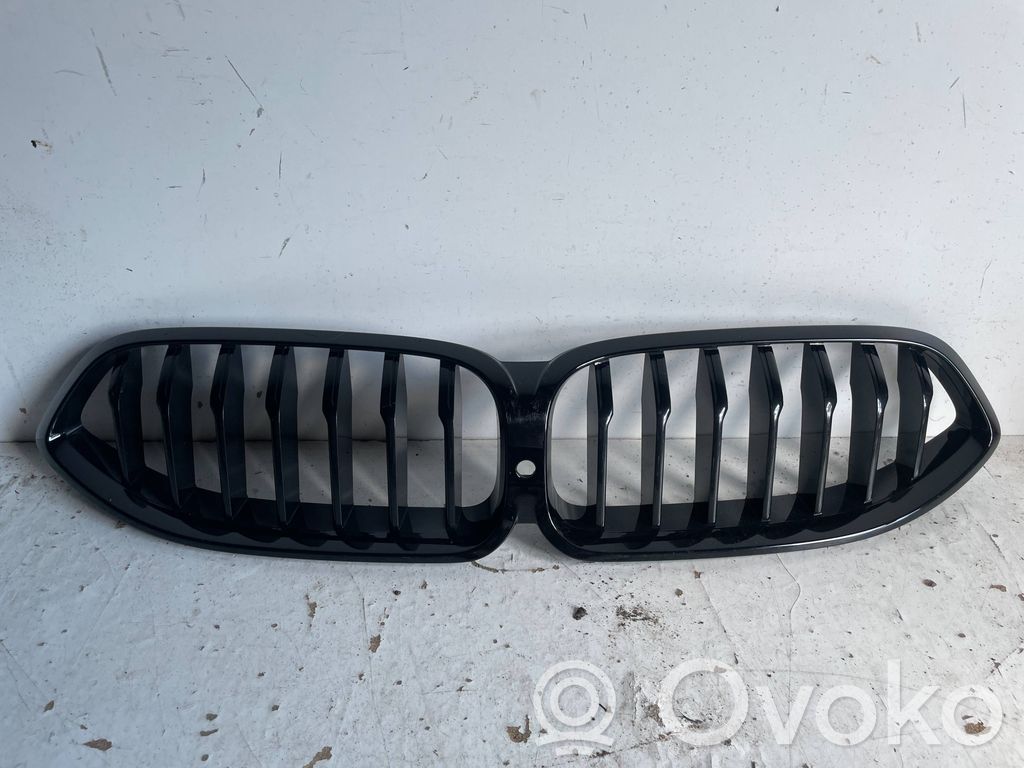 BMW 8 G14 Etupuskurin ylempi jäähdytinsäleikkö 