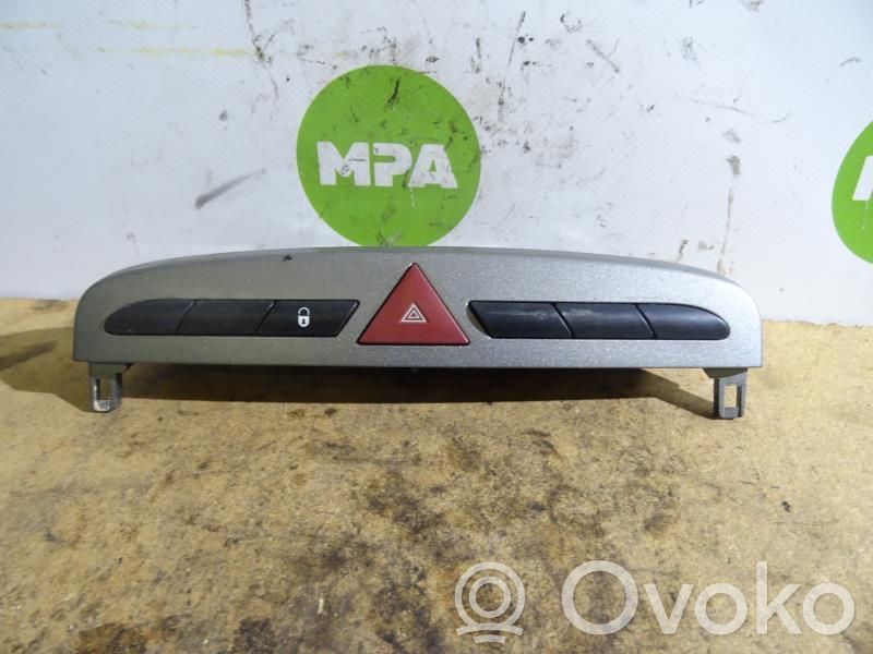 Peugeot 308 Hazard light switch 