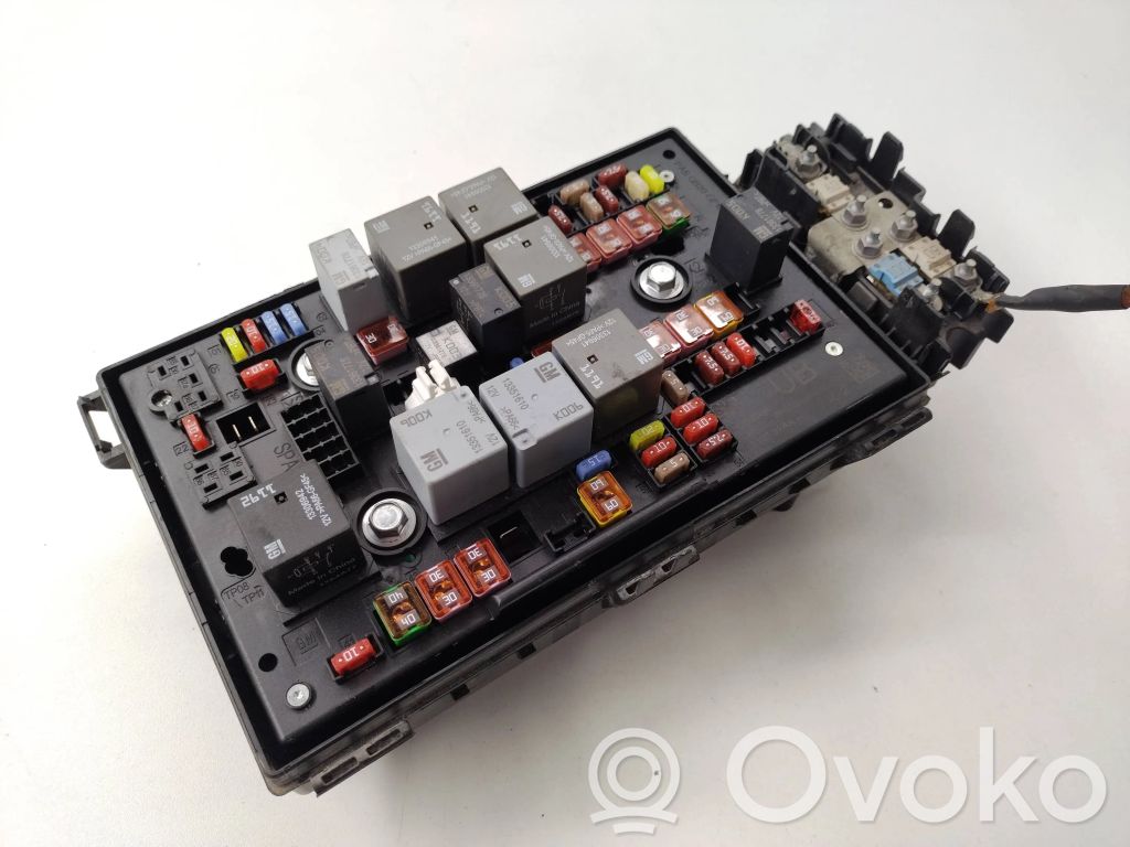 Opel Astra J Fuse module 