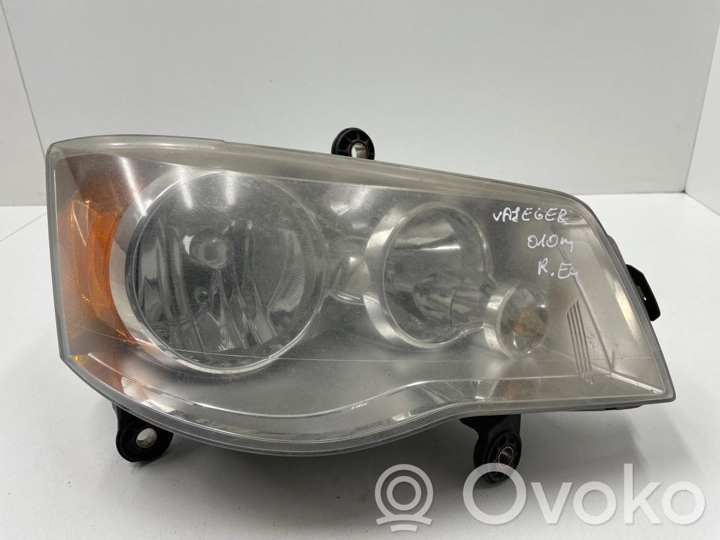 Chrysler Grand Voyager V Lampa przednia 