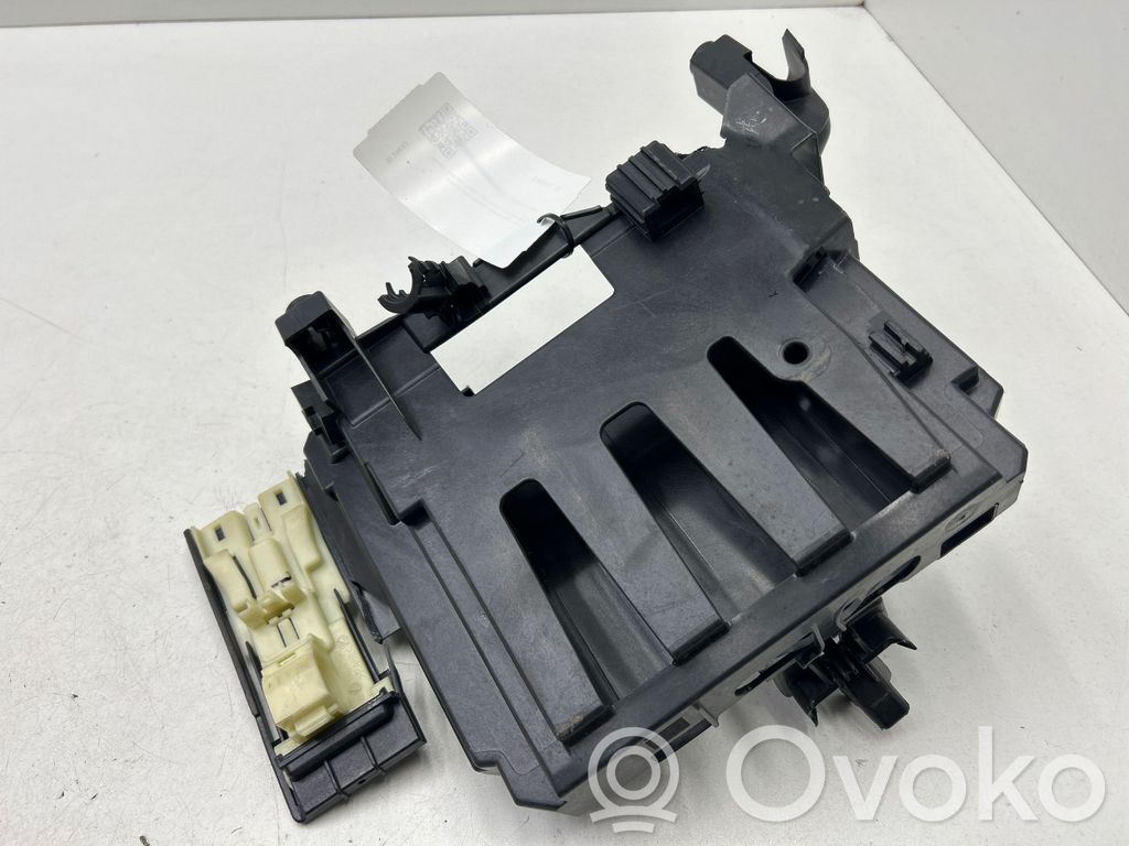 BMW 2 G42 Soporte de la unidad de control del motor 