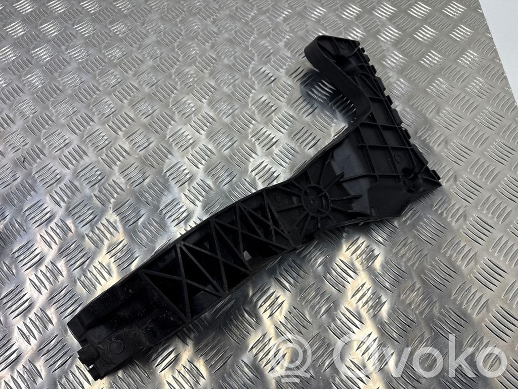 Audi Q3 F3 Soporte de montaje del parachoques trasero 