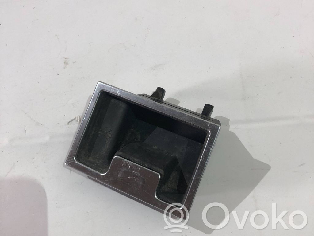 BMW 5 E60 E61 Peleninė panelėje 