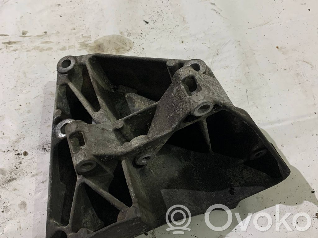 BMW 5 E39 Engine mounting bracket 