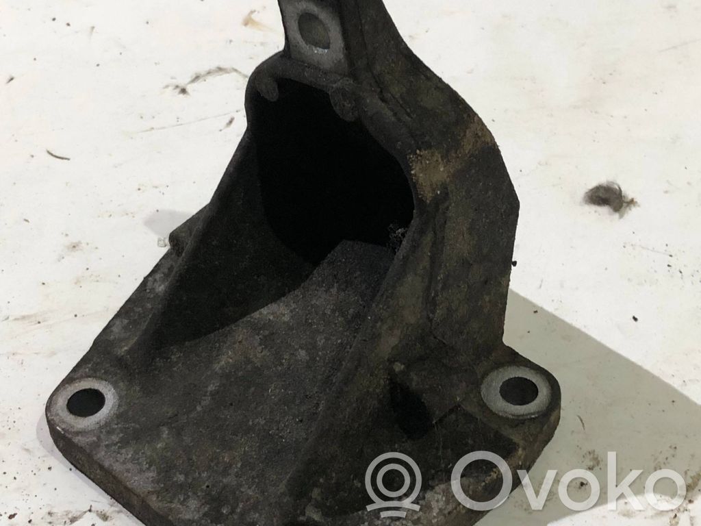 Engine mounting bracket   22111093812