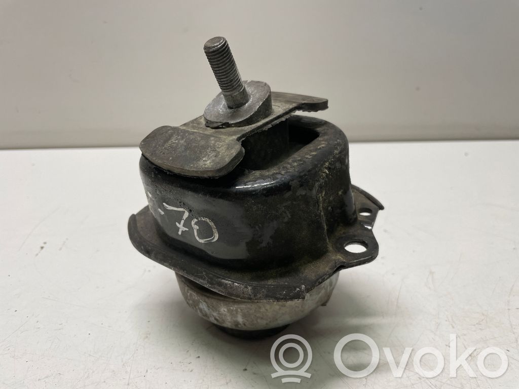 Engine mount bracket   P677381701