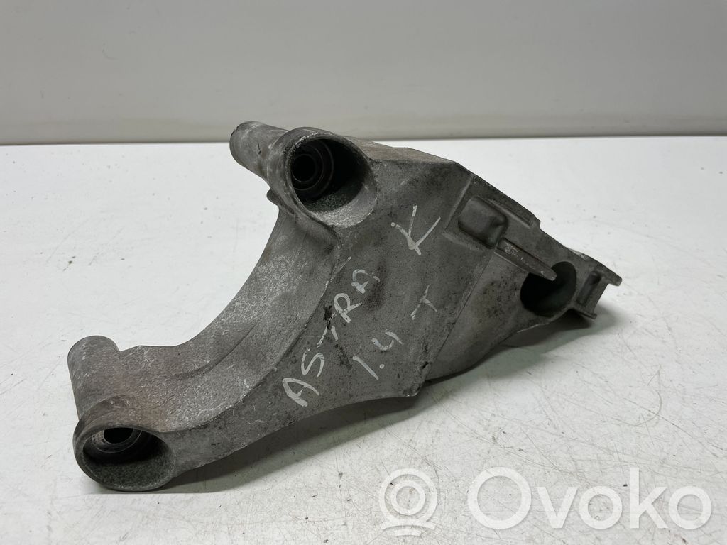 Opel Astra K Engine mounting bracket 