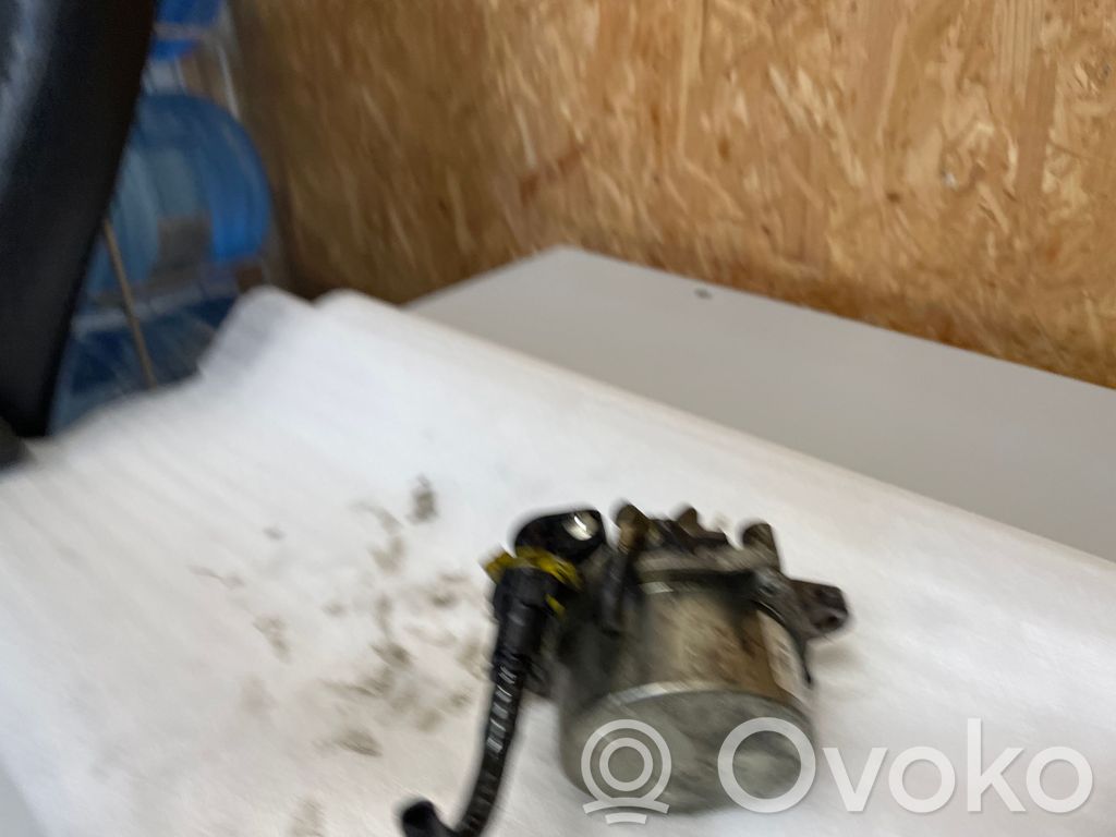 Opel Astra J Vacuum pump 