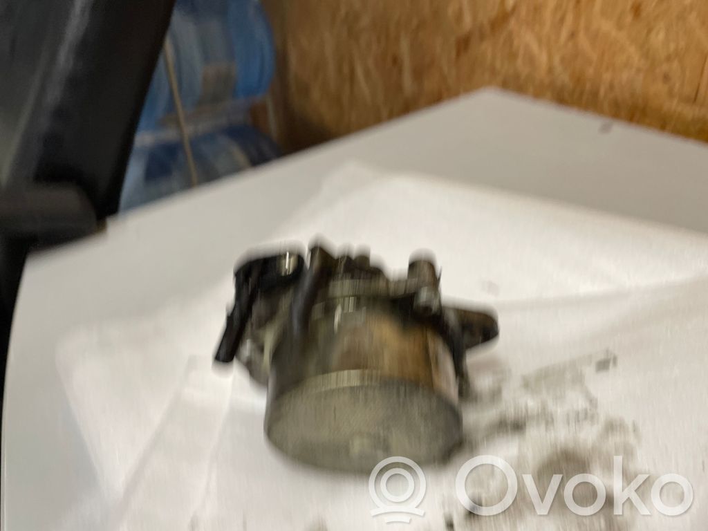 Opel Astra J Vacuum pump 
