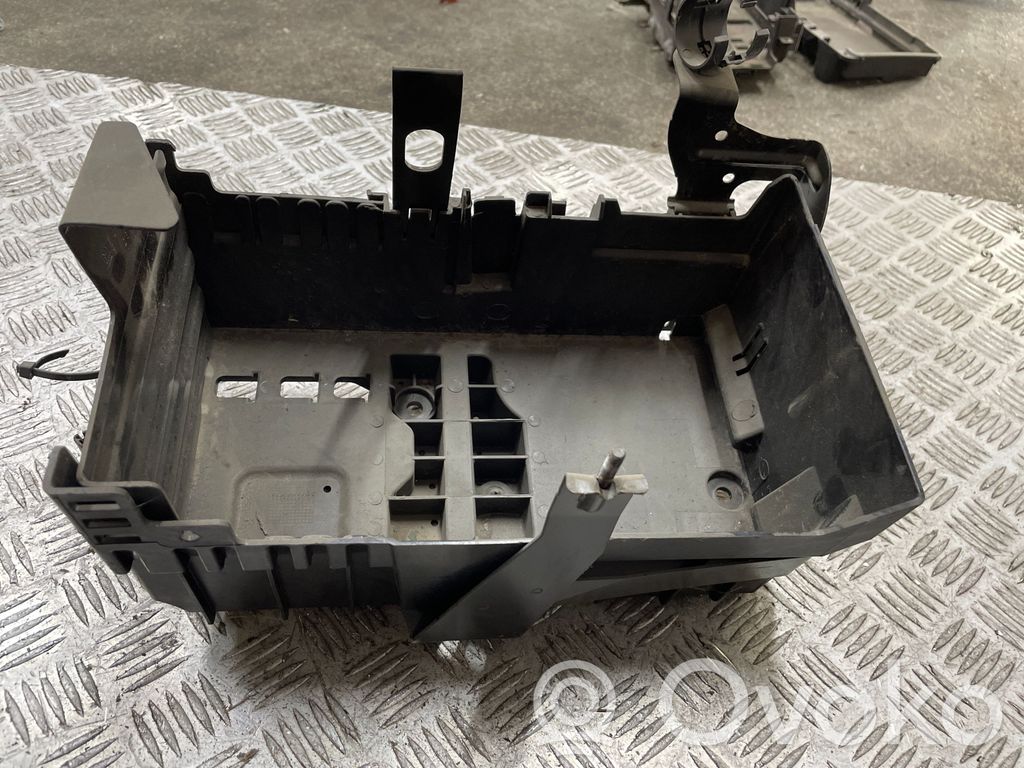 Opel Astra J Akumuliatoriaus dėžė 