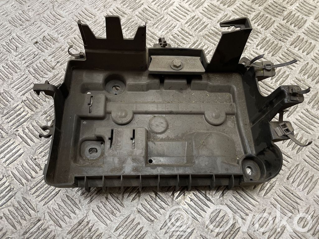 Opel Corsa D Akumuliatoriaus tvirtinimo padas 