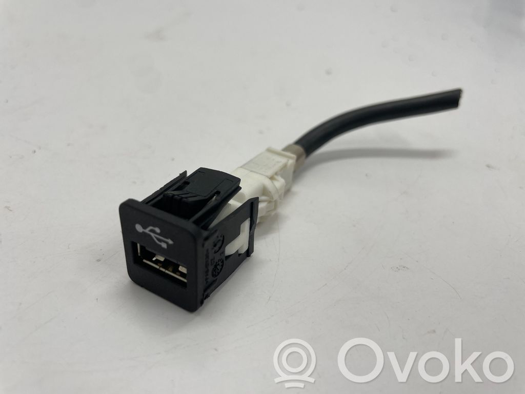 BMW 3 G20 G21 USB jungtis 