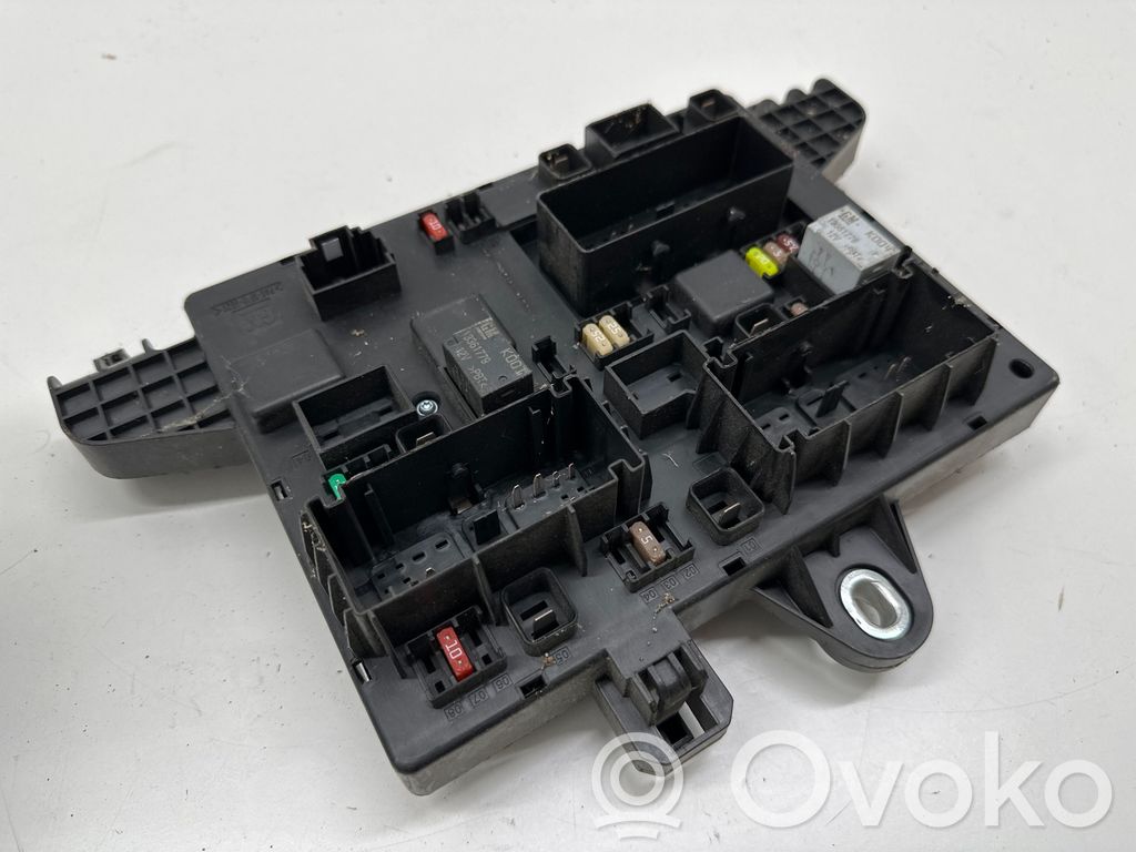 Opel Astra J Drošinātāju bloks 
