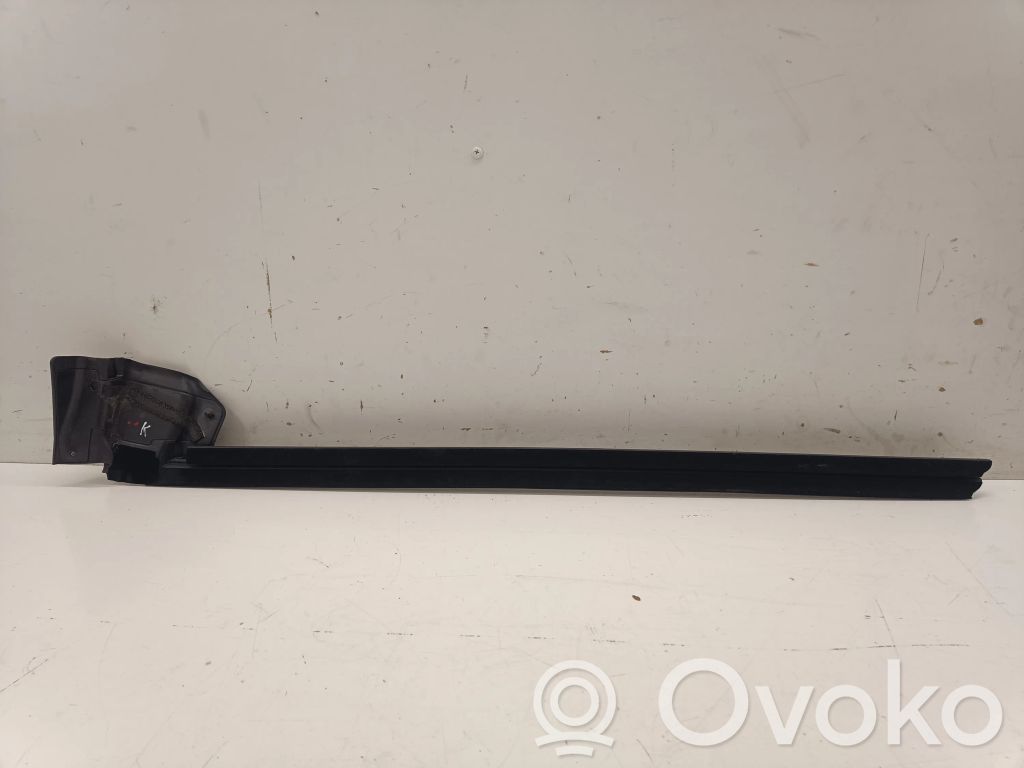 Tesla Model 3 Уплотнительная резина (у стекла) 