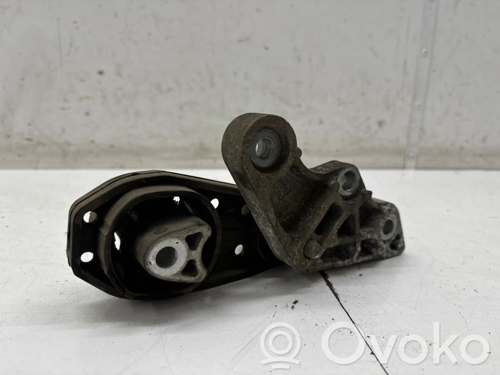 Ford Puma Engine mounting bracket 