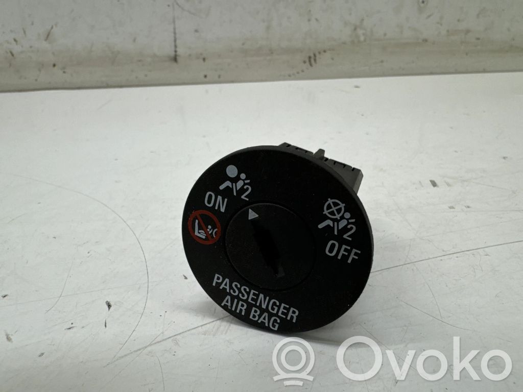 Opel Insignia B Passenger airbag on/off switch 