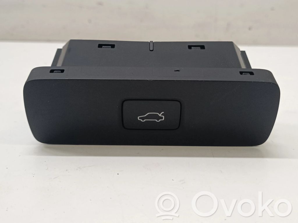 Polestar 2 Tailgate opening switch 