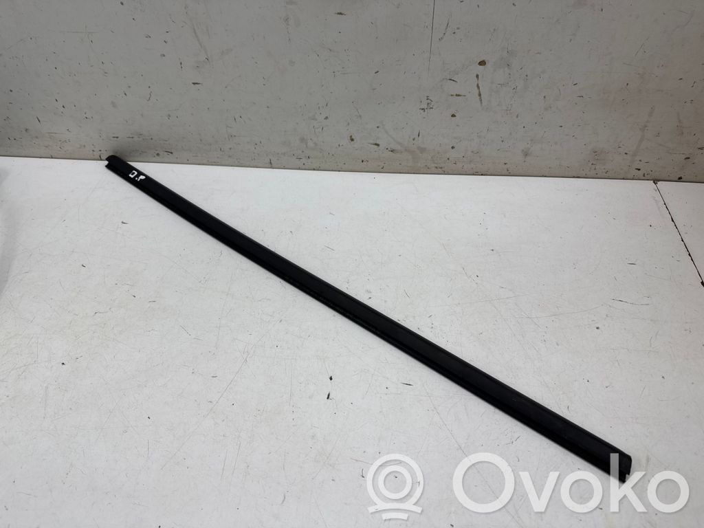 Listwa / Uszczelka szyby drzwi przednich   7T0837477A