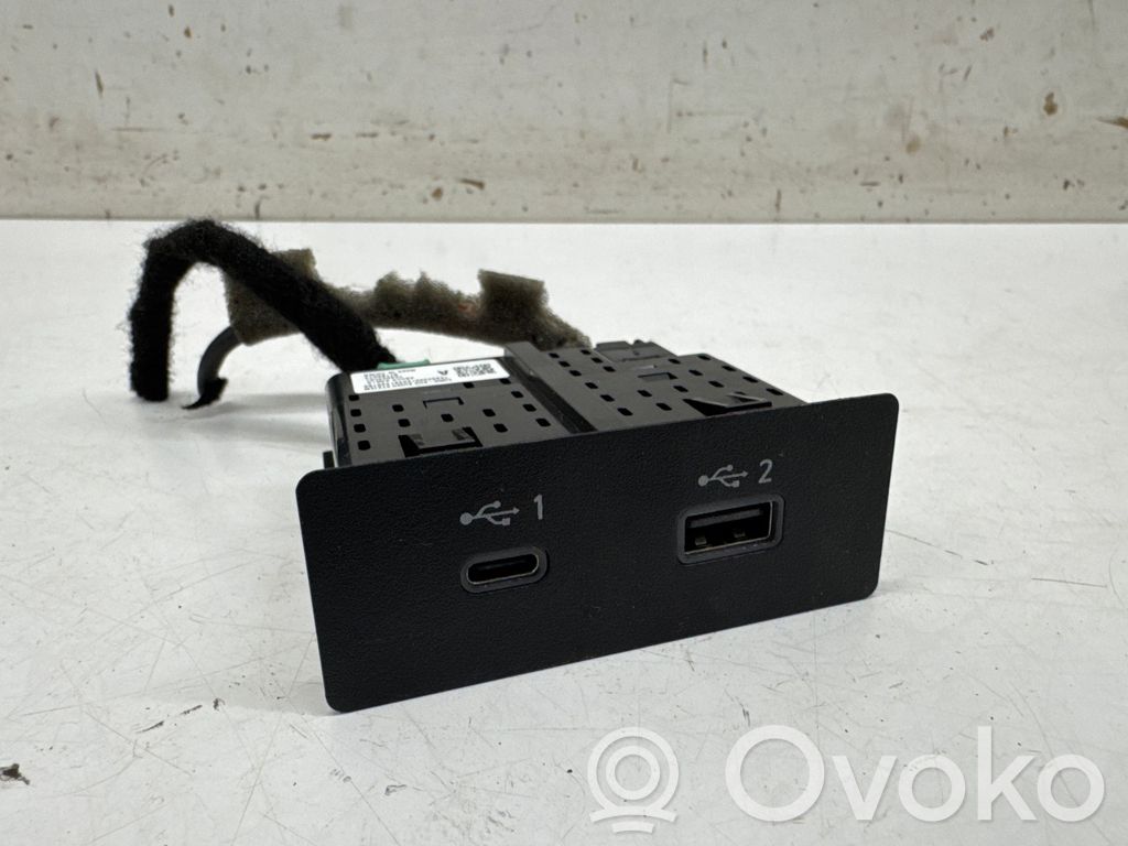 Nissan Qashqai J12 Enchufe conector USB 