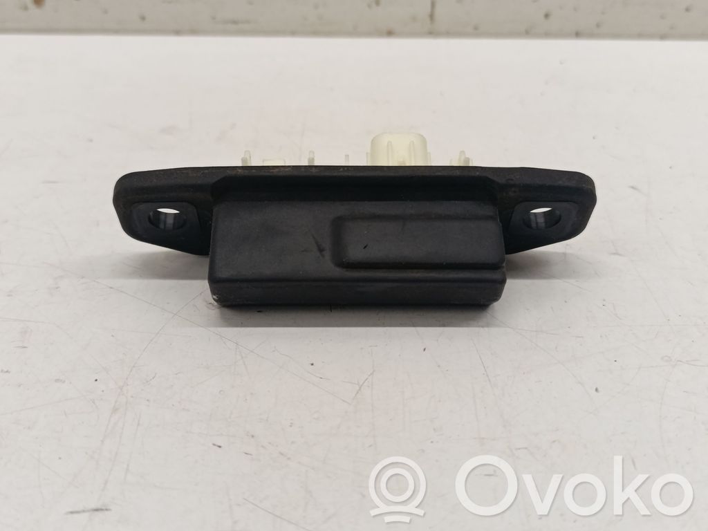 Toyota Yaris XP210 Uchwyt / Rączka zewnętrzna otwierania klapy tylnej / bagażnika 