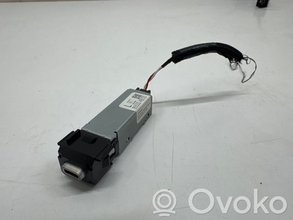 Toyota Yaris Cross USB socket connector 