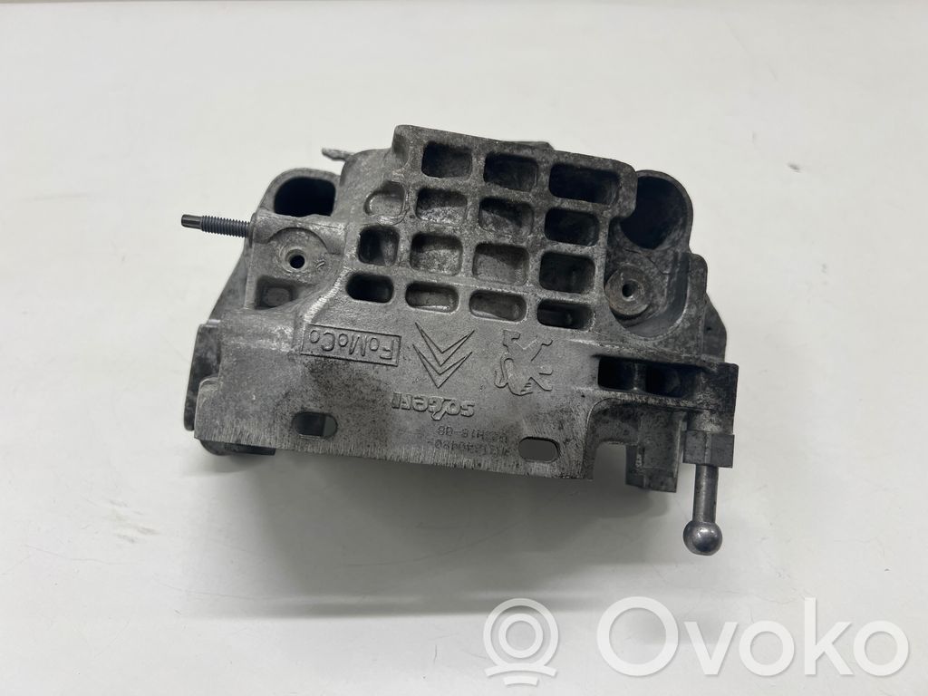 Opel Vivaro Engine mounting bracket
