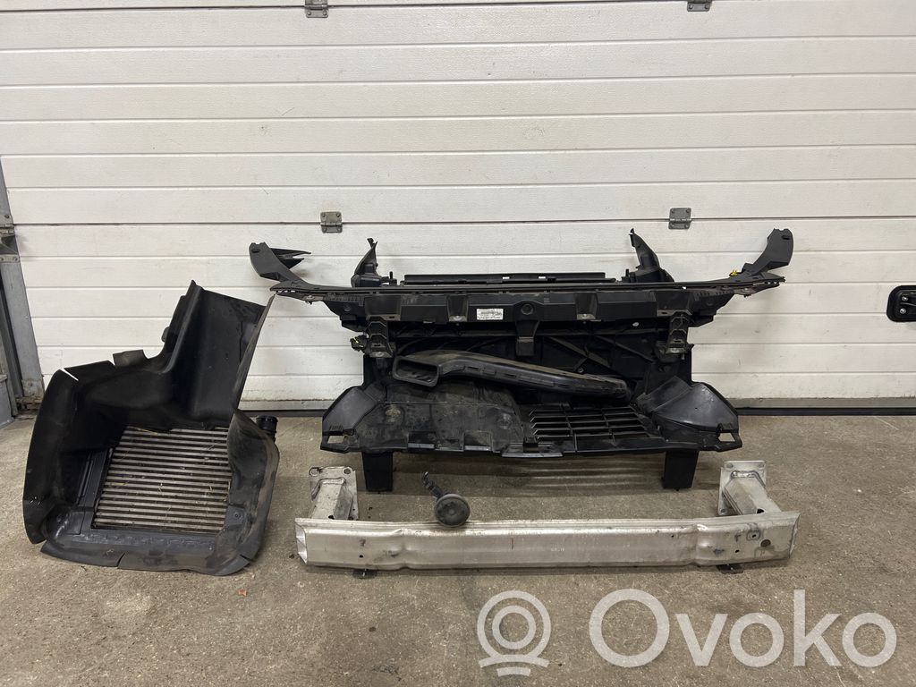 Opel Vivaro Pas przedni 