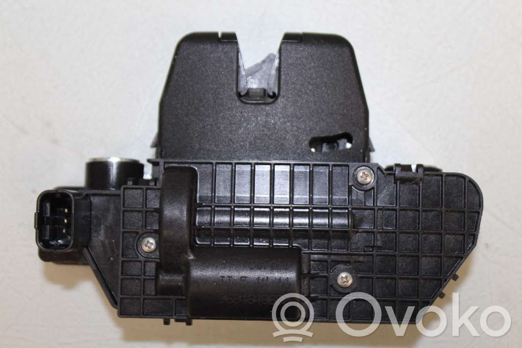 Aizmugurējā pārsega slēdzene   8719F8,9151487499H