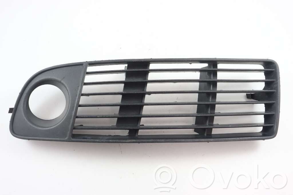 Audi A6 S6 C5 4B Verkleidung Nebelscheinwerfer / Gitter vorne 