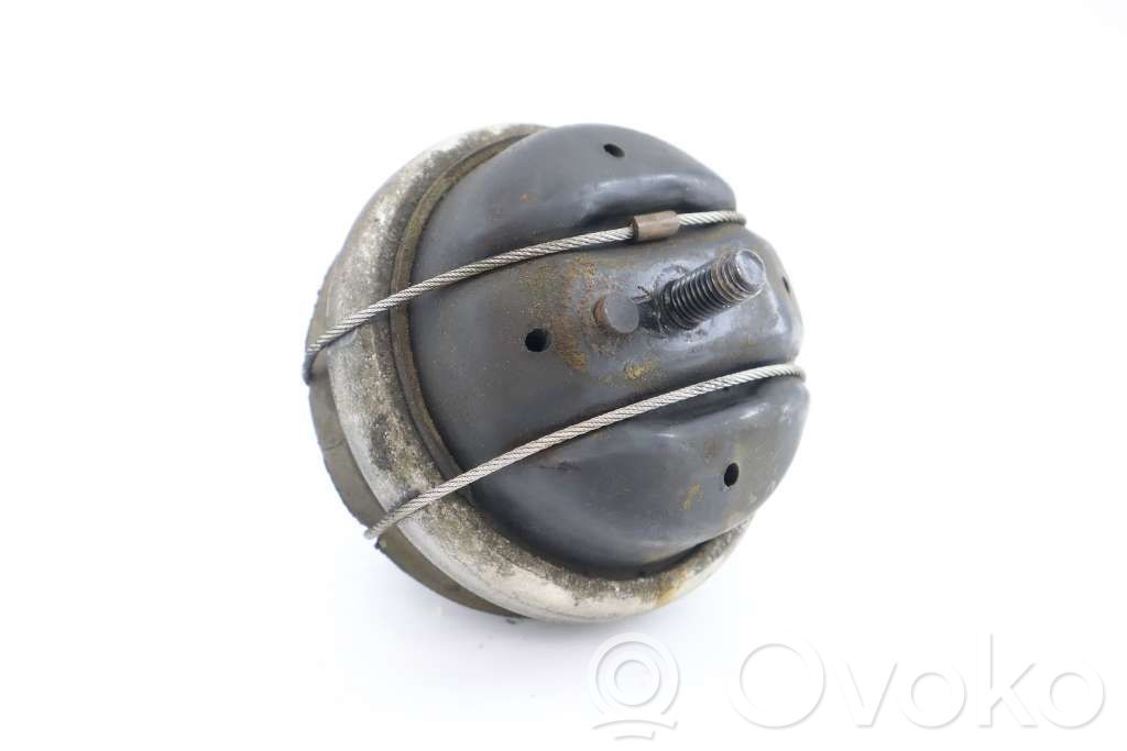 Volvo 960 Engine mount bracket 