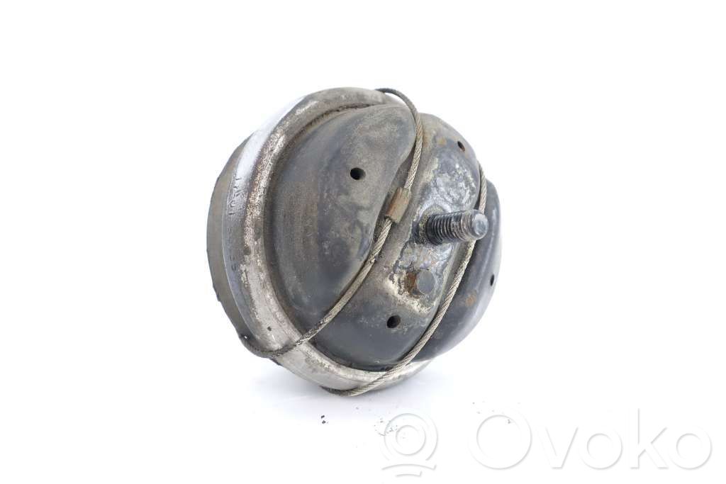Volvo 960 Engine mount bracket 