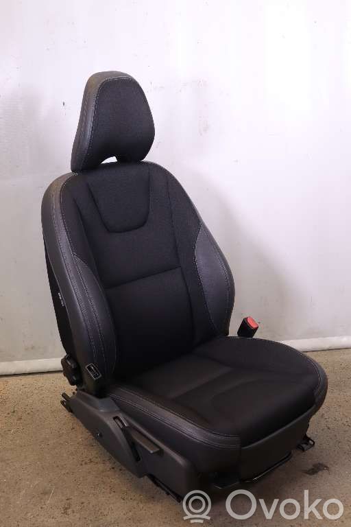 Etumatkustajan istuin   G601