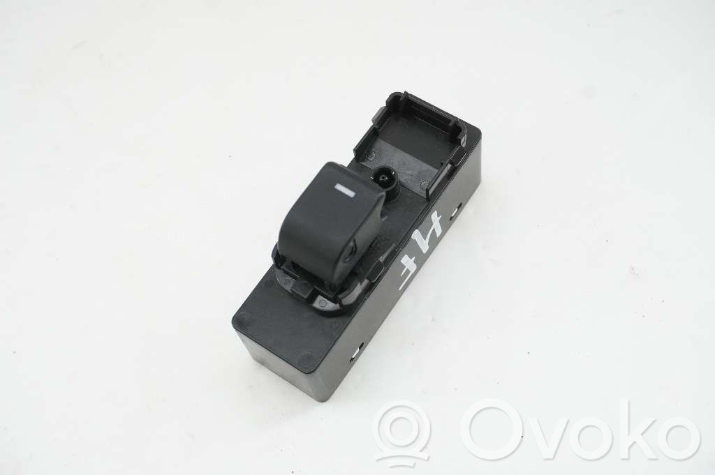 Mazda 3 III Electric window control switch 