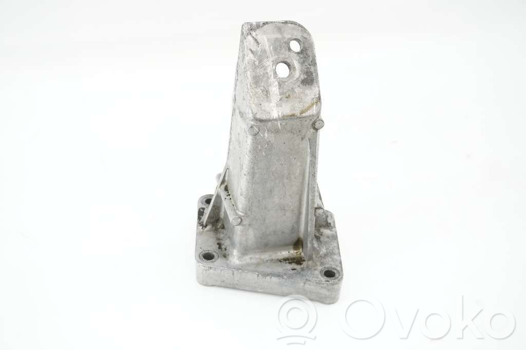 Volvo 740 Engine mounting bracket 