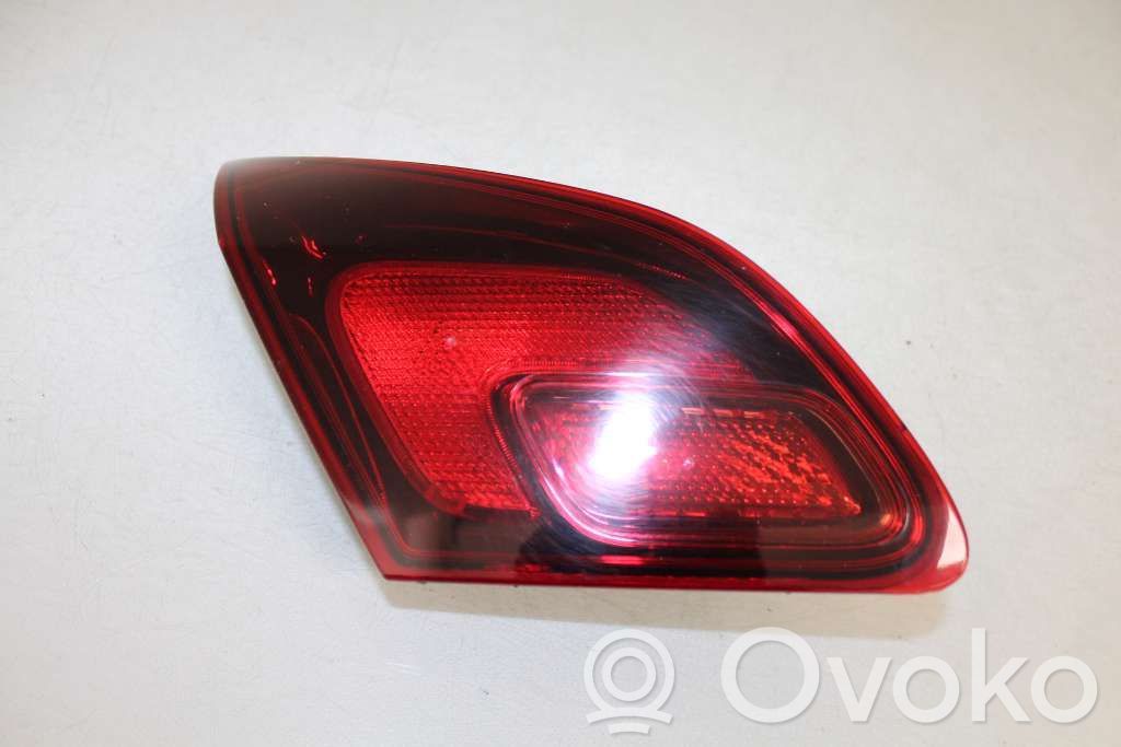 Opel Astra J Aizmugurējais lukturis pārsegā 
