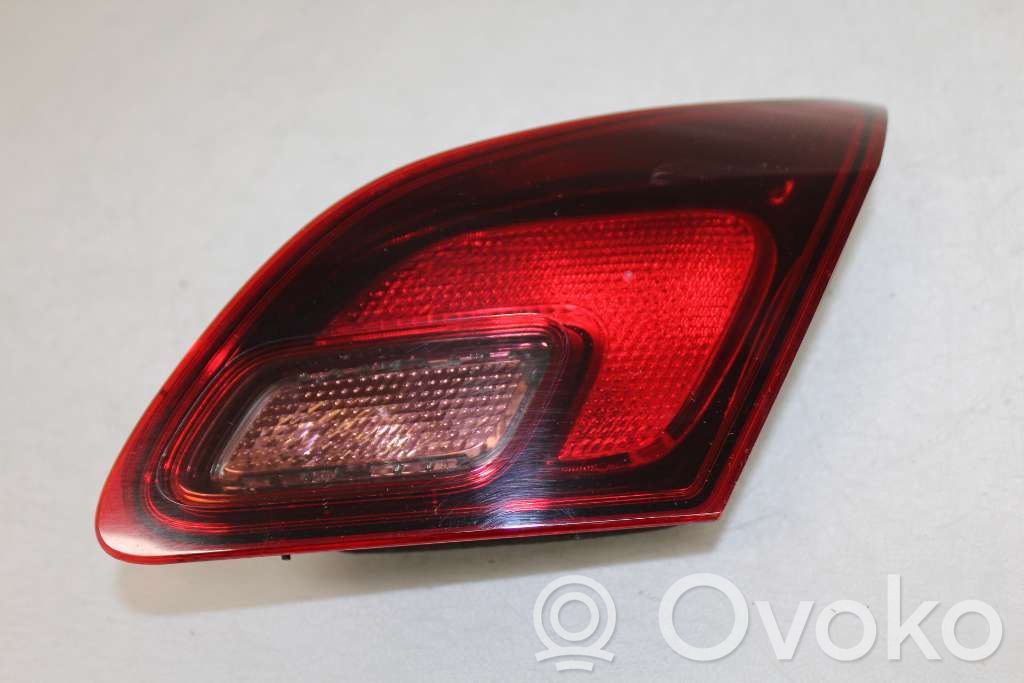 Opel Astra J Aizmugurējais lukturis pārsegā 