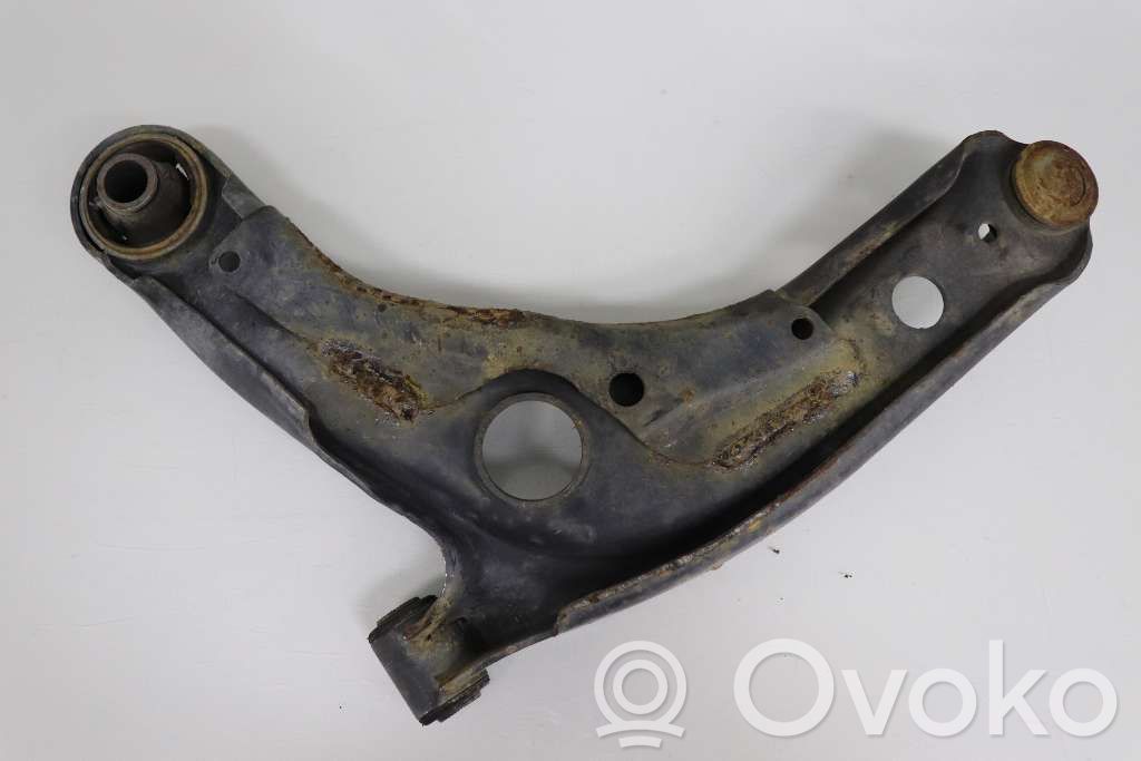 Toyota Yaris Dolny wahacz przedni 