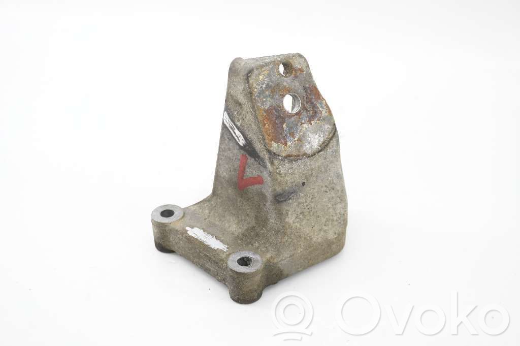 Volvo 740 Engine mounting bracket 