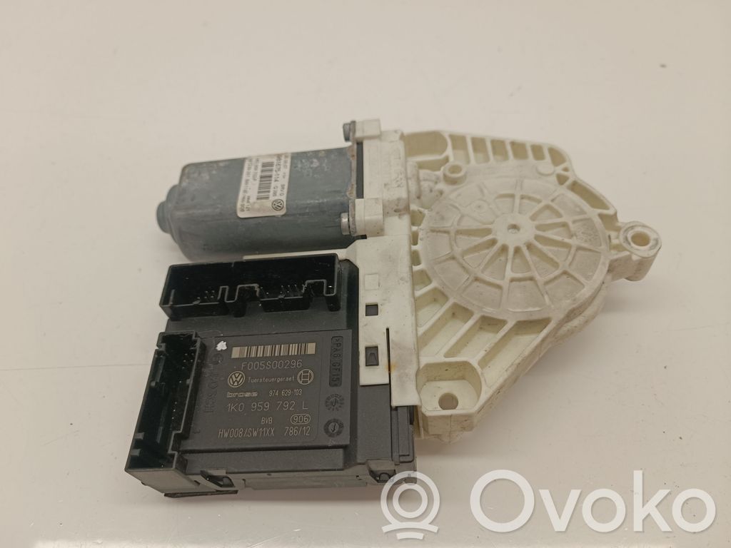 Volkswagen PASSAT B6 Front door window regulator motor 