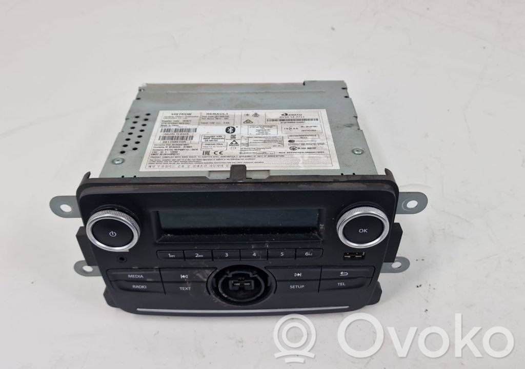 Dacia Dokker Panel / Radioodtwarzacz CD/DVD/GPS 