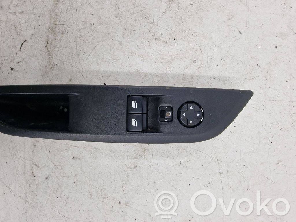 Peugeot 208 II Electric window control switch 
