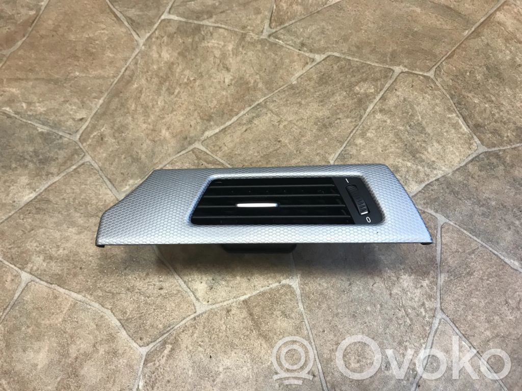 BMW 3 E90 E91 Lango oro grotelės 