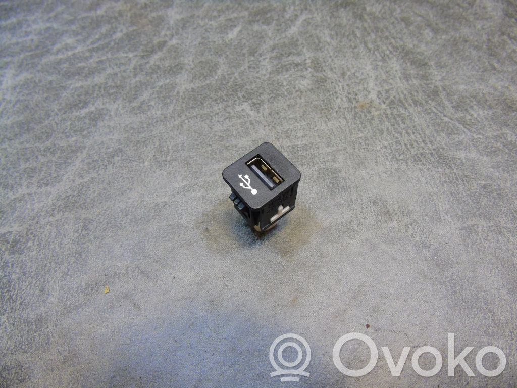BMW 3 G20 G21 AUX in-socket connector 