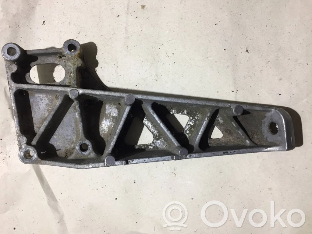 Engine mounting bracket   1129379