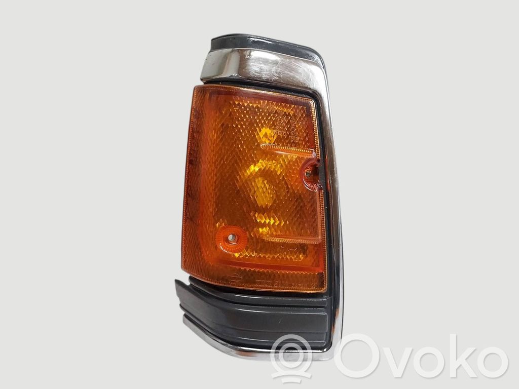 Nissan 720 Kierunkowskaz przedni 