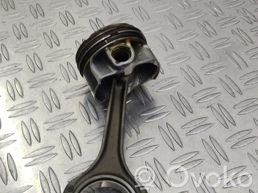 Volkswagen PASSAT B8 Pistón con biela 