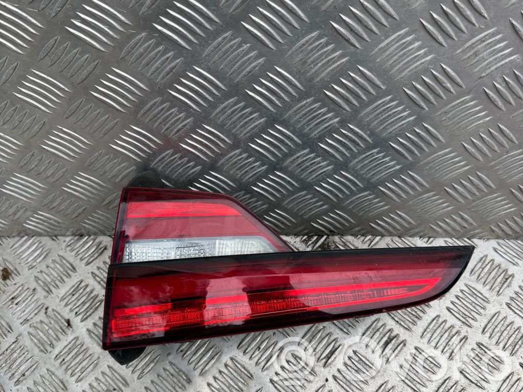 Audi A4 S4 B9 Lampă spate în capacul portbagajului 