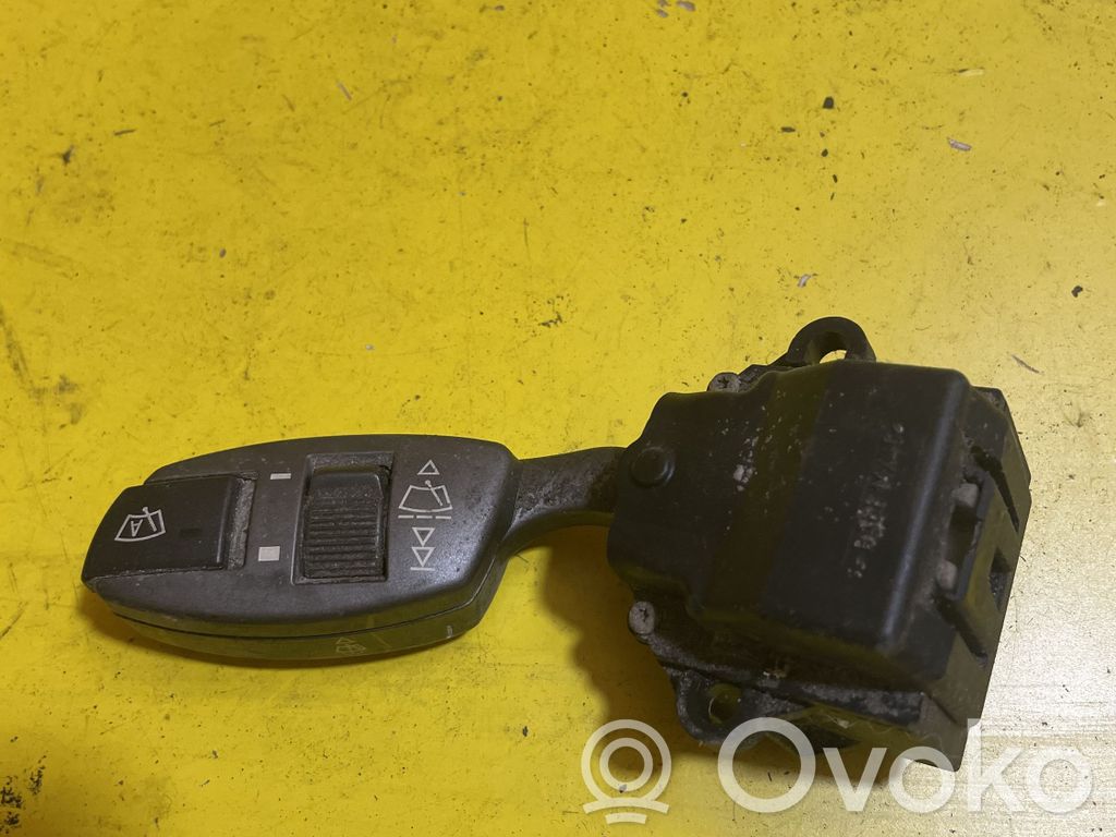 Un conjunto de interruptores   6911519