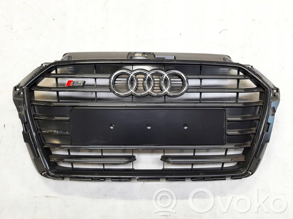 Audi A3 S3 8V Etupuskurin ylempi jäähdytinsäleikkö 