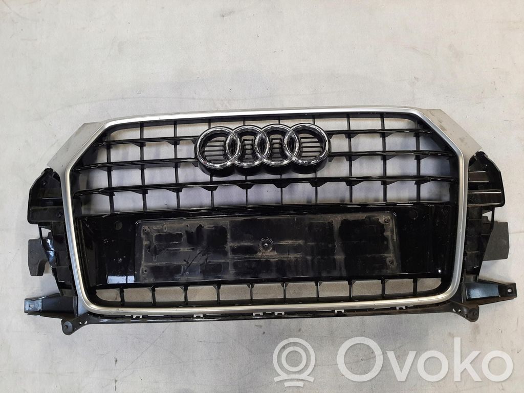 Audi Q3 8U Etupuskurin ylempi jäähdytinsäleikkö 